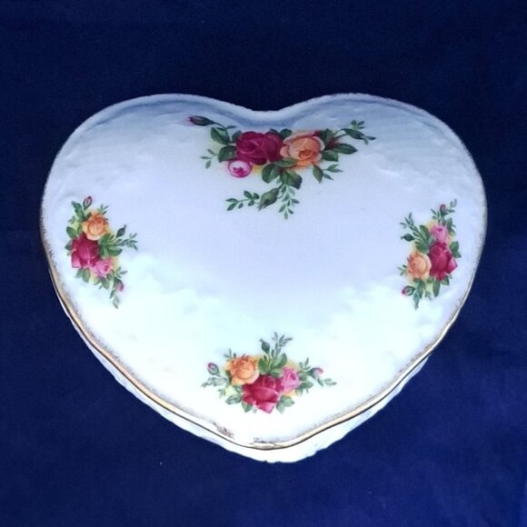 Royal Albert Old Country Roses Heart-Shaped Bone China Trinket Box - Picture 1 of 13